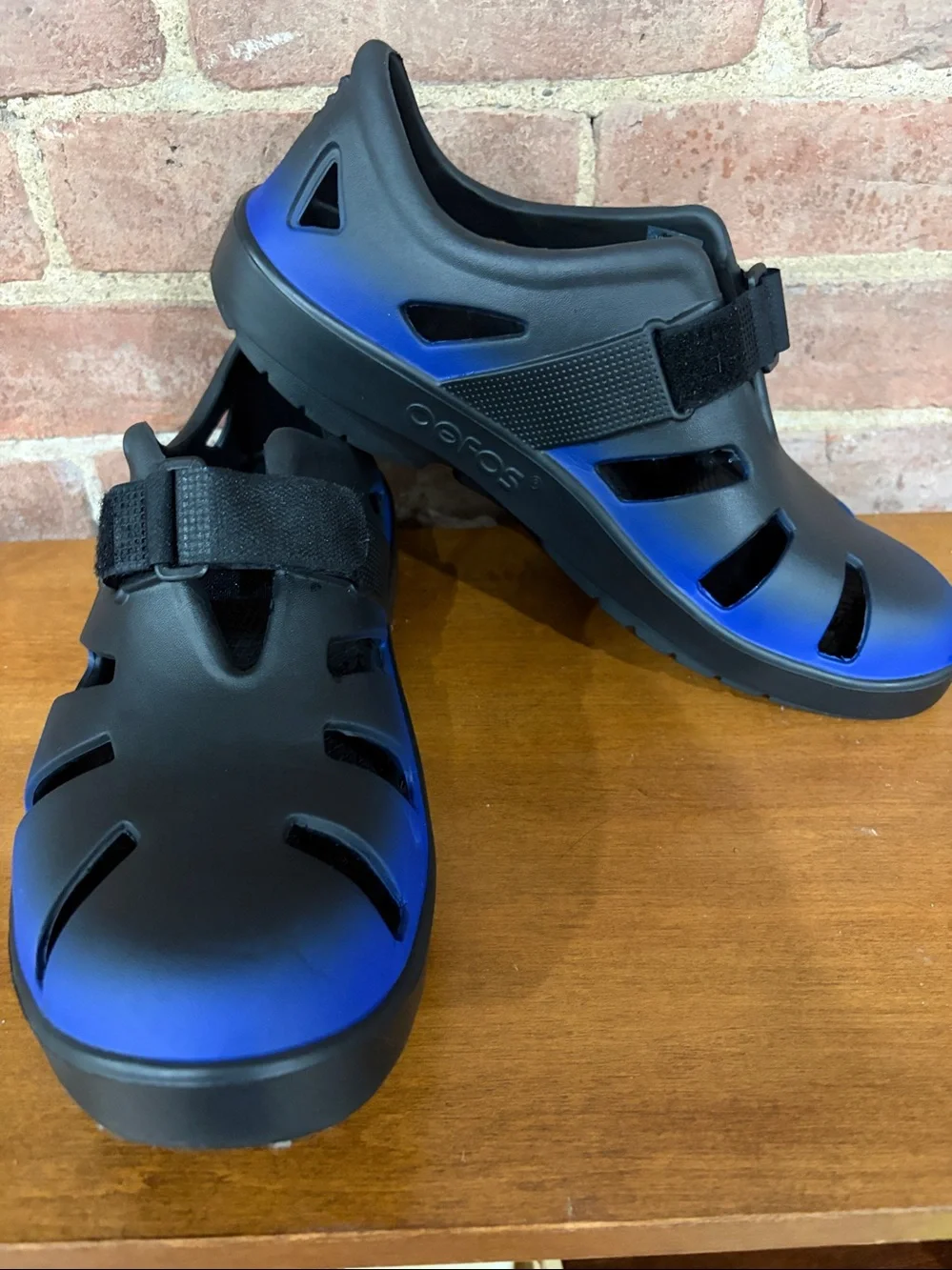 OOFOS OOcandoo Sandals in black/blue ombré size M11/W13 unisex hook & loop strap
